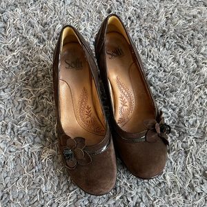 Brown 8.5 Sofft vintage style, closed toe, low heel